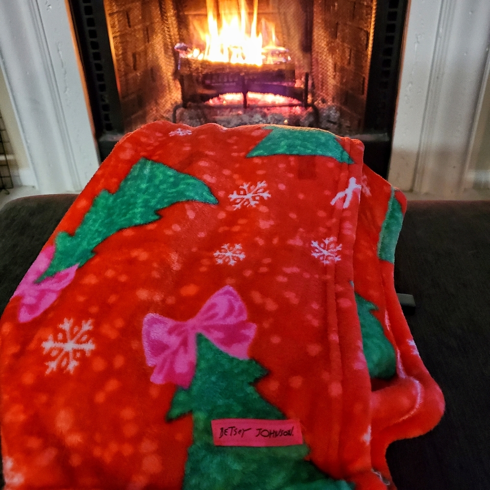 BETSEY JOHNSON Holiday Plush Fleece Throw Blanket - Picture 7 of 7